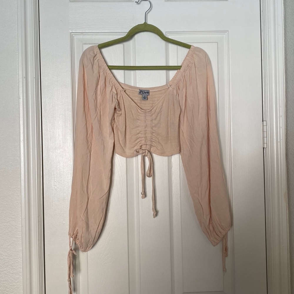 Light pink, puffy sleeves crop top